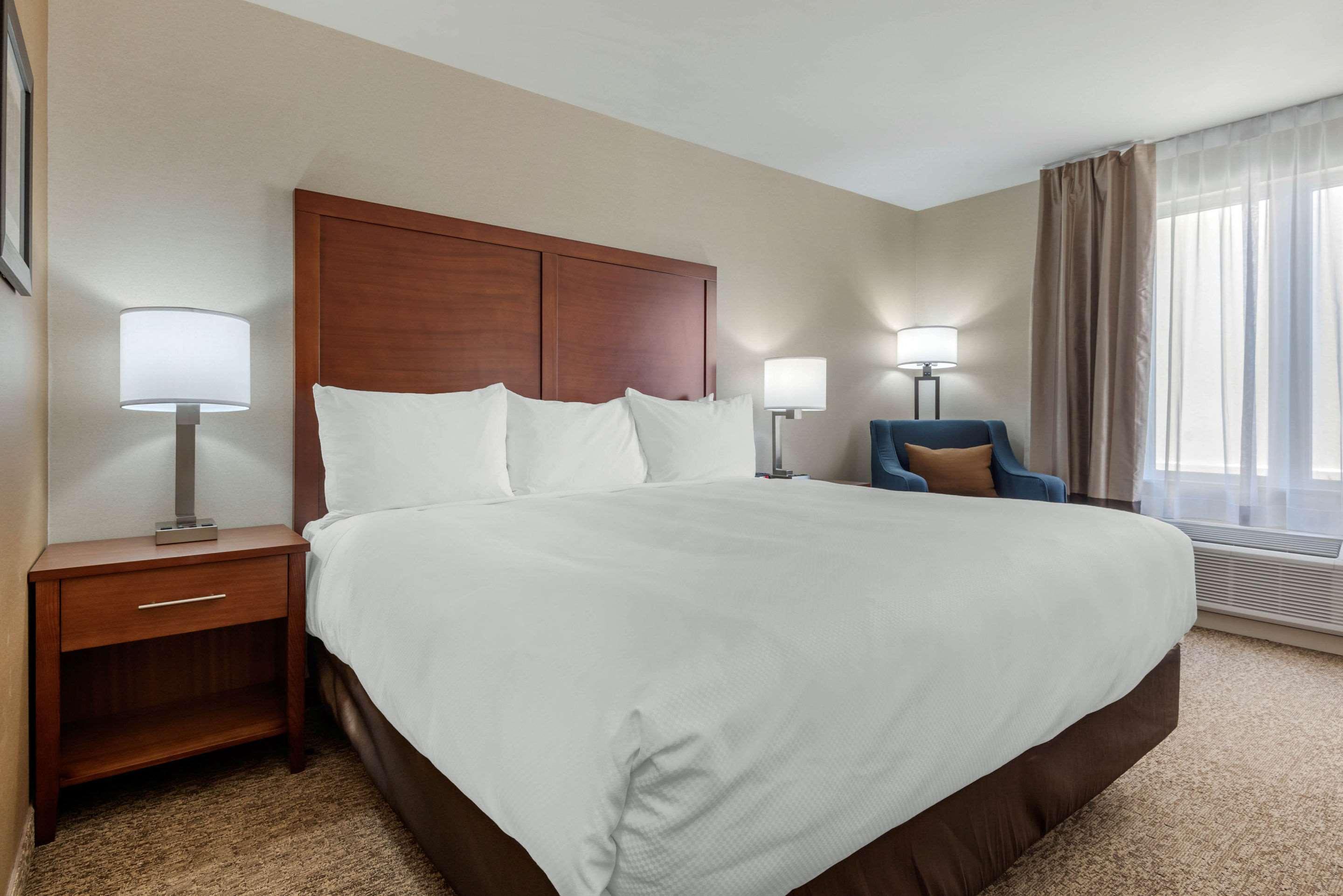 Comfort Inn & Suites Greater Napanee Экстерьер фото