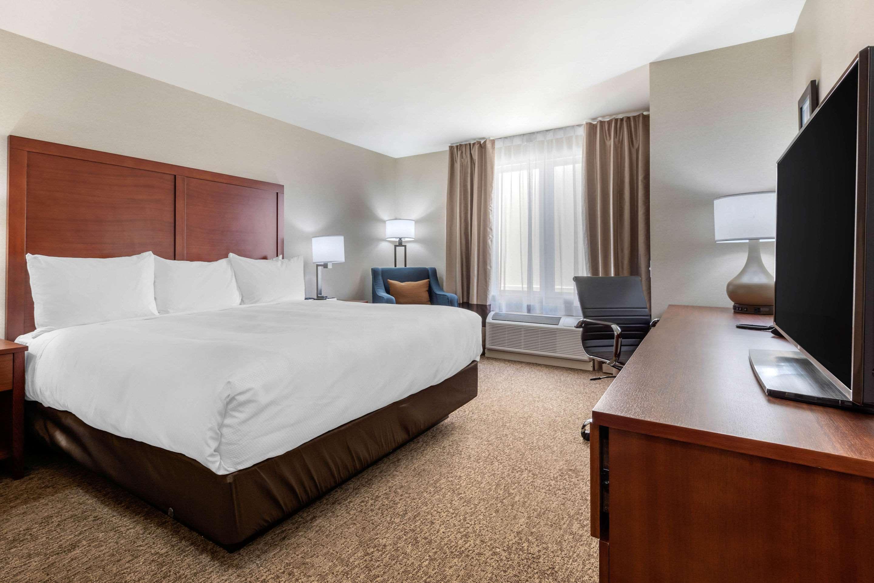 Comfort Inn & Suites Greater Napanee Экстерьер фото