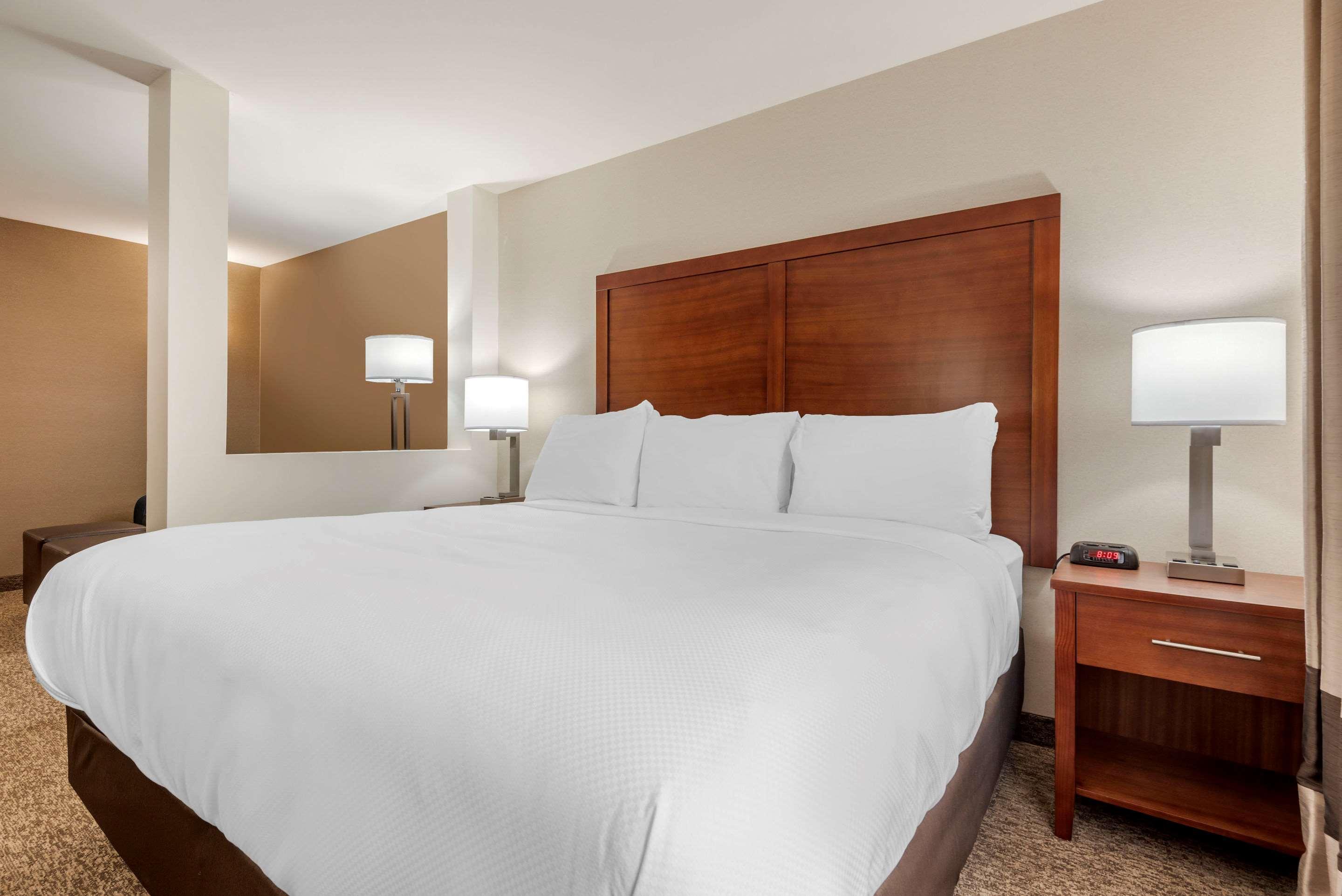 Comfort Inn & Suites Greater Napanee Экстерьер фото