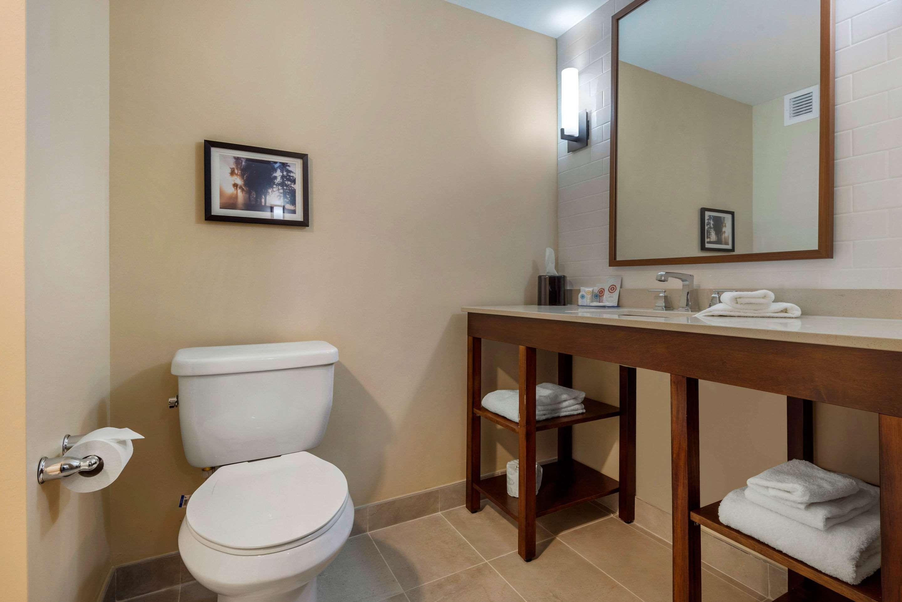 Comfort Inn & Suites Greater Napanee Экстерьер фото