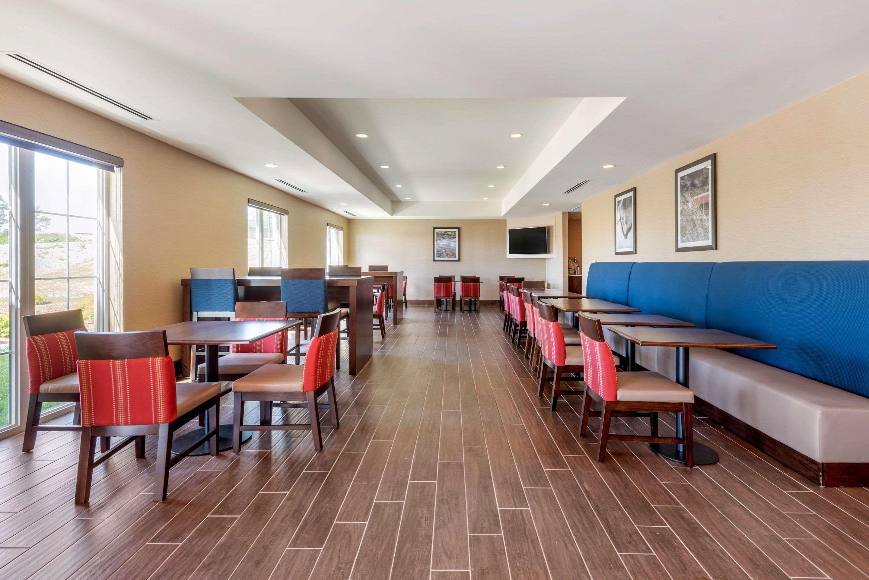 Comfort Inn & Suites Greater Napanee Экстерьер фото