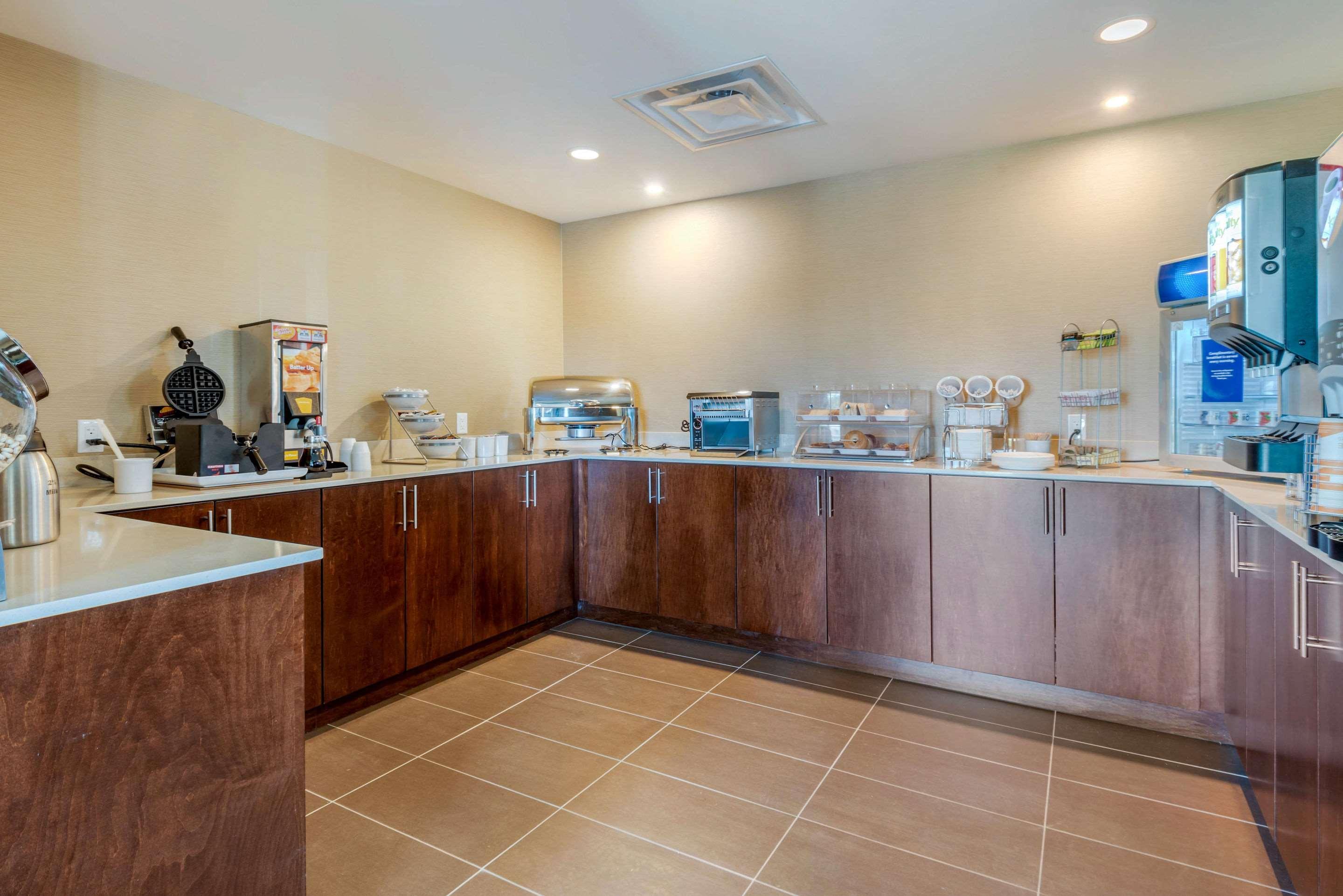 Comfort Inn & Suites Greater Napanee Экстерьер фото