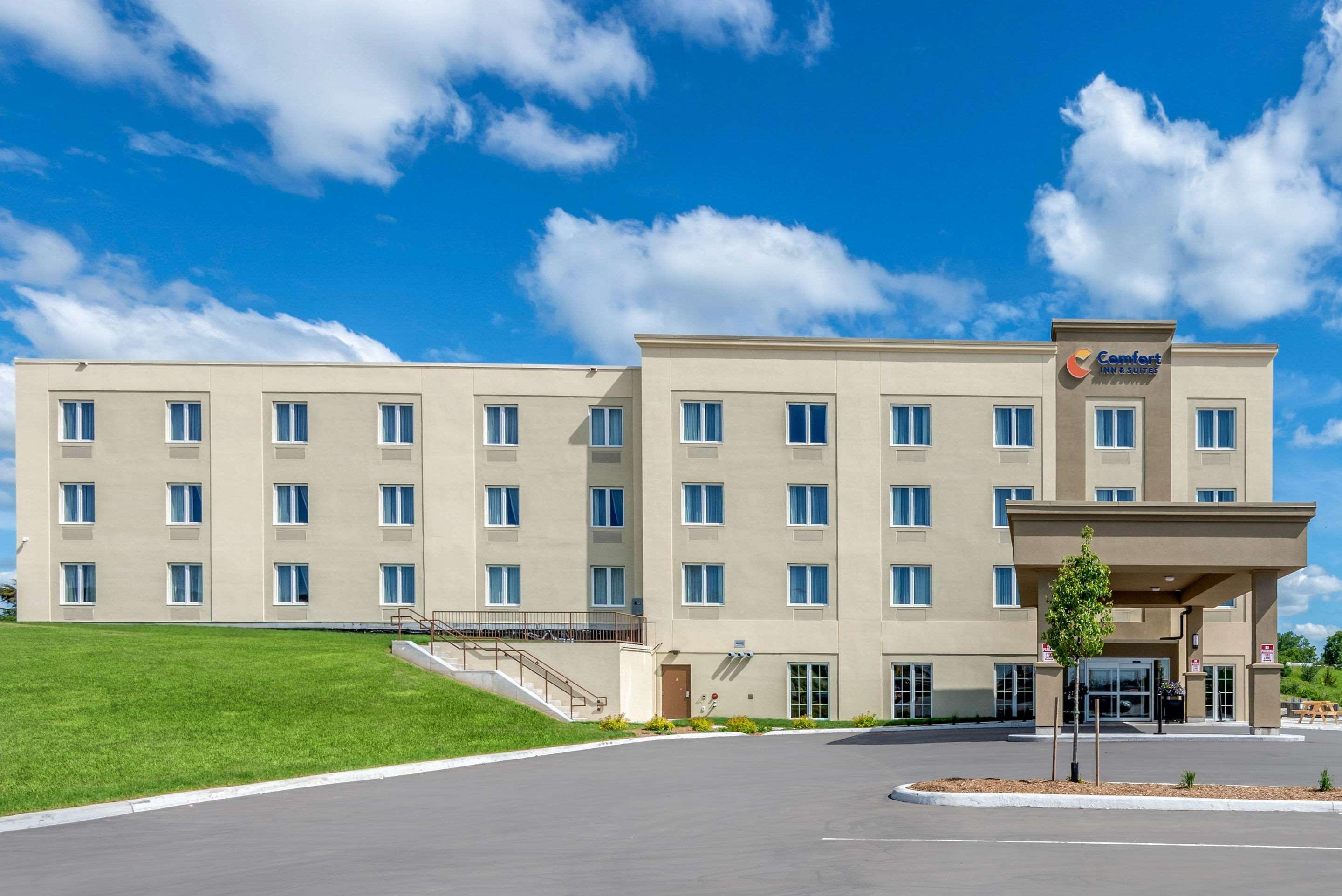 Comfort Inn & Suites Greater Napanee Экстерьер фото