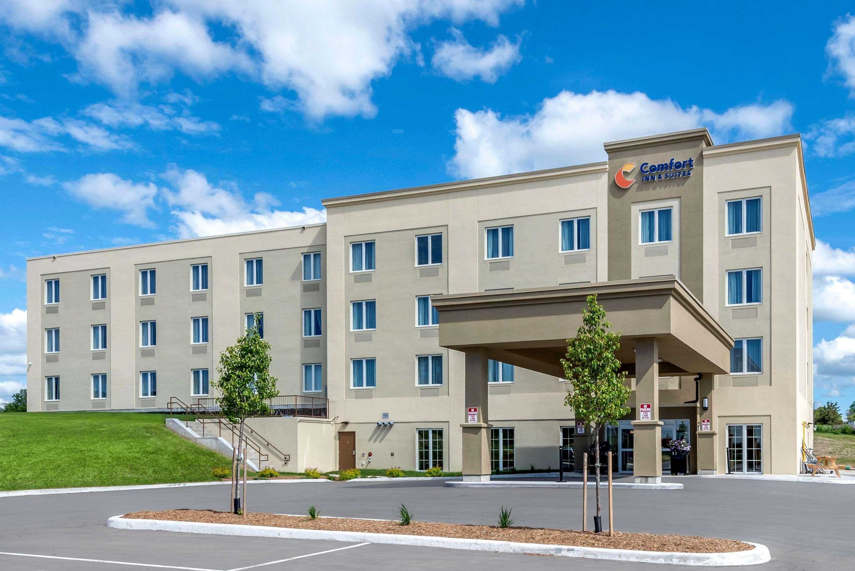 Comfort Inn & Suites Greater Napanee Экстерьер фото
