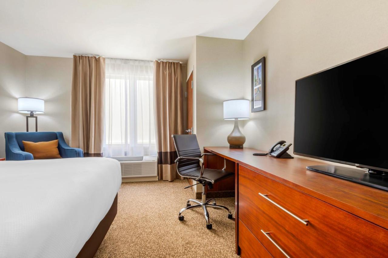 Comfort Inn & Suites Greater Napanee Экстерьер фото