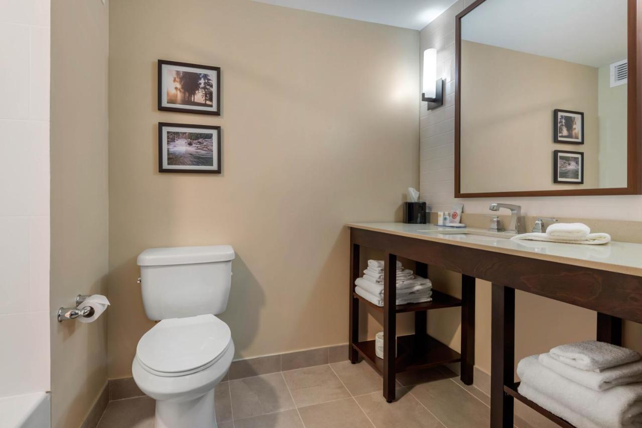 Comfort Inn & Suites Greater Napanee Экстерьер фото